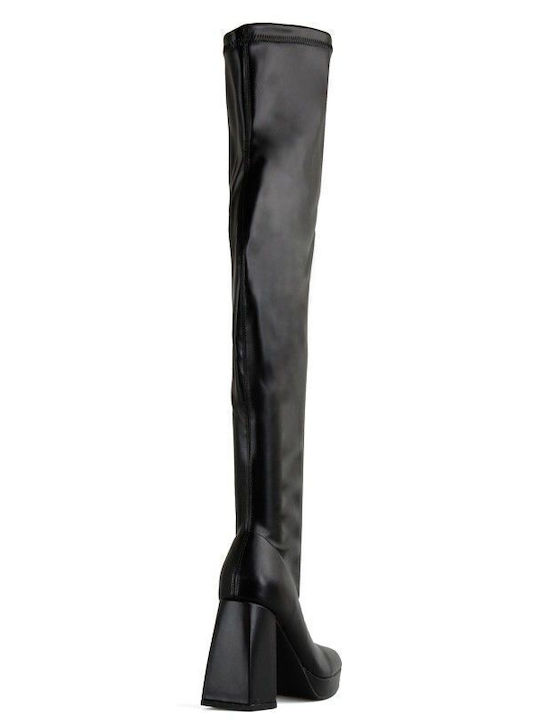 Schwarzer Stiefel mit klobigem Absatz