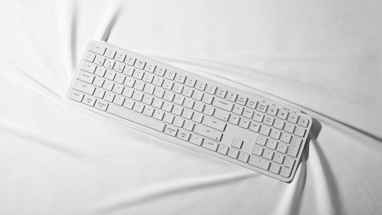 Keychron B6 Pro B6P-K8 Безжична Bluetooth Клавиатура Английски US Съвместима с Mac Ivory White
