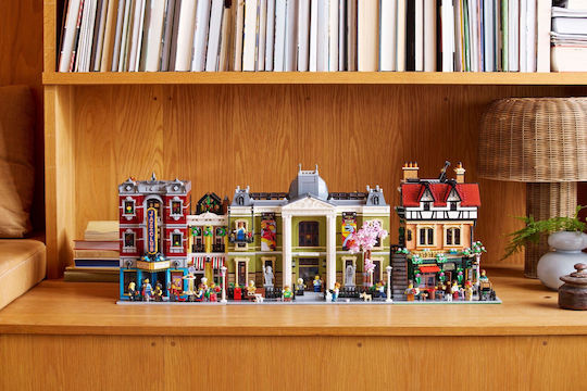 LEGO Icons Tudor Corner за 18+ Години 3266 Бройки