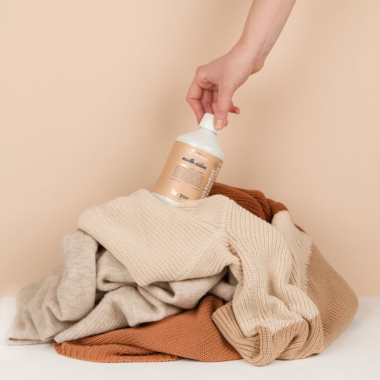 Kerzon Maille Caline Lichid Detergent cu Aromă Τριαντάφυλλο pentru Sensibil, Lână & Culori Haine 500ml (15 Cupe de măsurare)