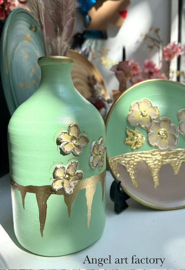 Keramikteller-Vase mit geprägten Blumen Keramikteller-Vase mit geprägten Blumen