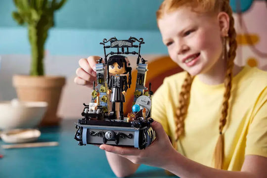 LEGO Wednesday Addams Pentru 10+ Ani 702 Bucăți