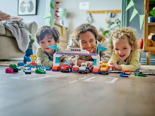 LEGO Duplo Town F1 Team Mașini de Curse și Piloți pentru 2+ Ani 70 Bucăți