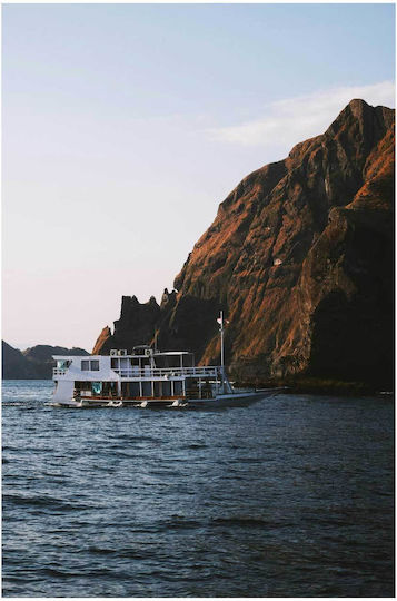Πίνακας Boat On Sea Near Rocky Mountains Βάρκα Στη Θάλασσα Κοντά Στα Βραχώδη Όρη 60x90