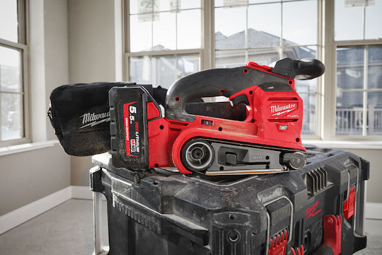 Milwaukee M18 FUEL FBTS75-552X Sander Gürtel 2x5.5Ah