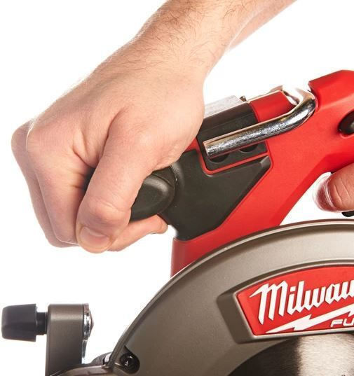 Milwaukee M18 CCS55-502X Циркулярна пила 2x5Ах със Система за Изсмукване