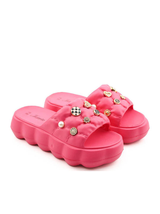 Fuchsia-Slides mit Charms und geprägter Sohle