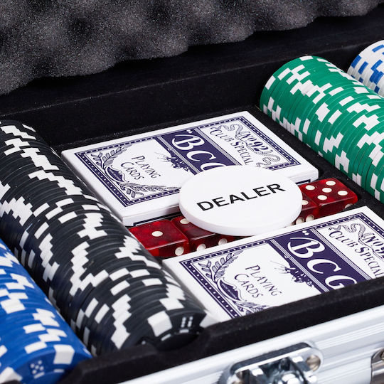 Set Poker Complex 300 Jetoane de la Relaxdays Include 2 Pachete Cărți 5 Zaruri Echipat cu Geantă de Aluminiu Măsurând 26.5 X 38 X 7 Cm