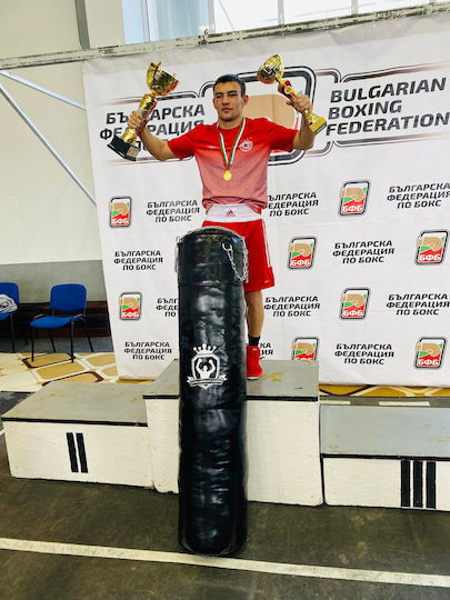 с височина 150см Черен