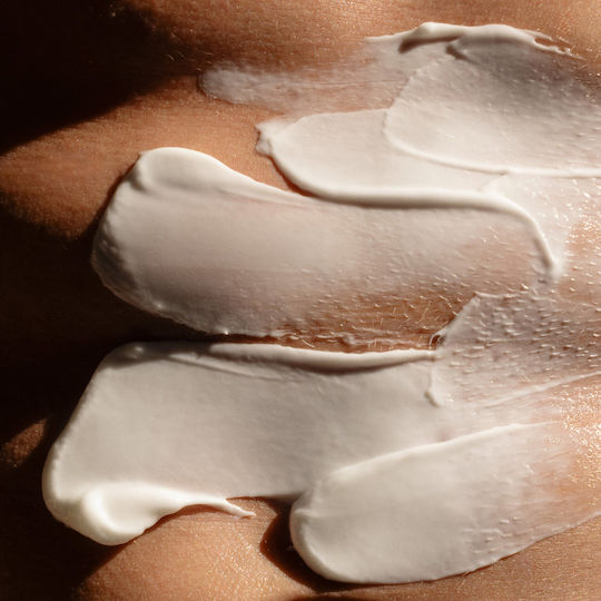 Salt & Stone Feuchtigkeitsspendende Körpercreme mit Niacinamid 450ml