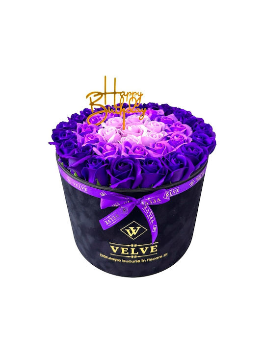Aranjament Floral Majestic Liliac Mov Trandafiri De Săpun Roz Deschis În Cutie De Catifea Neagră Mesaj „La Mulți Ani”