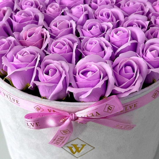 Aranjament Floral Majestic Liliac Trandafiri Săpun În Cutie Catifea Albă Aranjament Floral Majestic Liliac Trandafiri Săpun În Cutie Catifea Albă