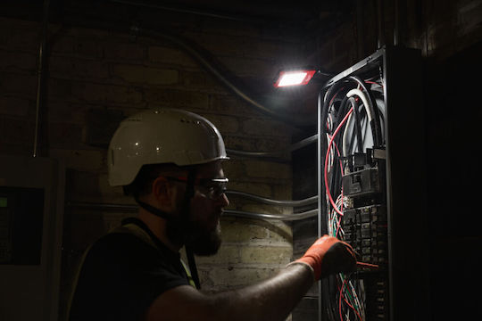 Milwaukee Работно осветление На батерия LED IP54 със светлинен поток до 500лм