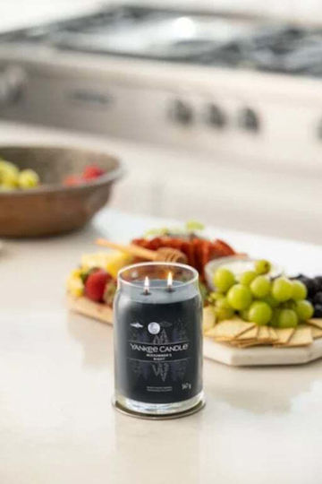 Yankee Candle Aromatisches Kerze Signature in Gefäß mit Parfüm Mittsommernacht 567gr