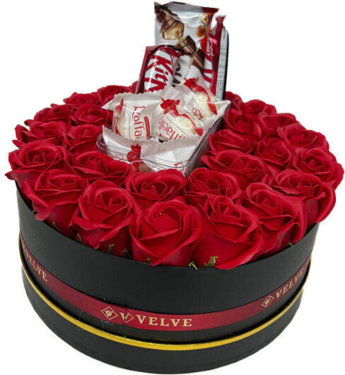 Floral Arrangement In A Round Box 27 Soap Roses Flowers Raffaello Pralines 40g Kinder Bueno 43g Kitkat Bar 80g Scented Dried Red Flowers