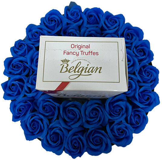 Aranjament Floral În Cutie Rotundă Trandafiri Săpun Ciocolată Belgiană Flori Uscate Parfumate Albastre Aranjament Floral În Cutie Rotundă Trandafiri Săpun Ciocolată Belgiană Flori Uscate Parfumate Albastre