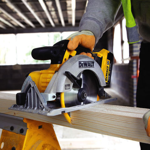 DEWALT DCS391M2 Дисков Трион 18 Волт 2x4 Ах
