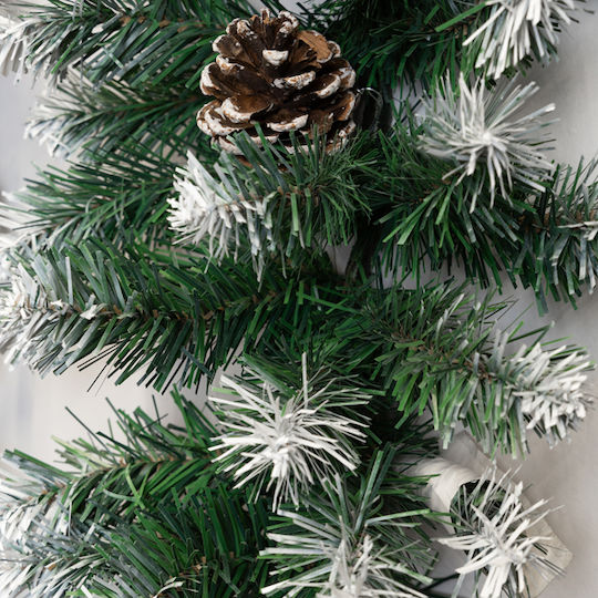 Schneebedeckte Weihnachtsgirlande Schneebedeckte Weihnachtsgirlande