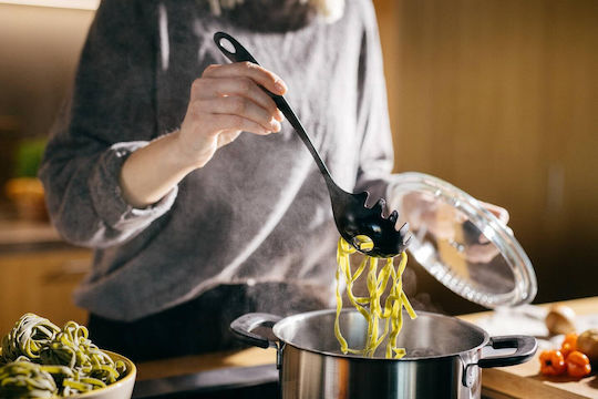 Fiskars Котлон Лъжица За Паста Пиърсд Пластмасова