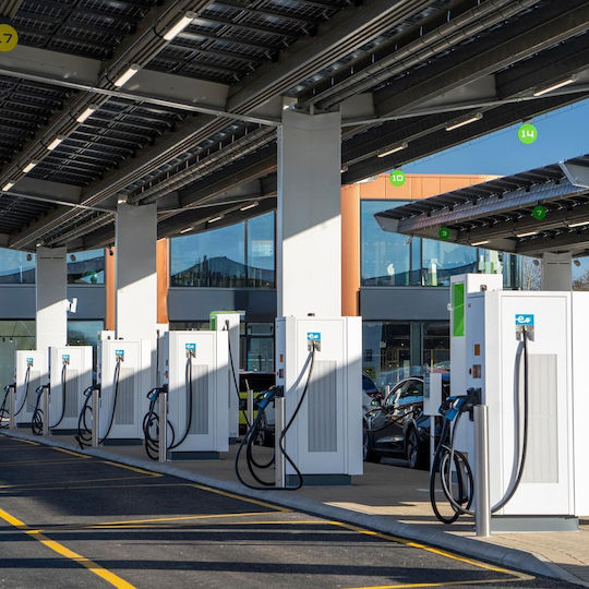 Elmark Etaj Trei faze Stație de încărcare pentru mașini electrice 40kW cu Cablu încorporat CCS2 + CHAdeMO (98EVP40)
