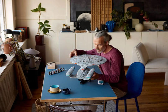 LEGO Icons Star Trek: U.S.S. Enterprise NCC-1701-D™ За 18+ Години 3600 Бройки