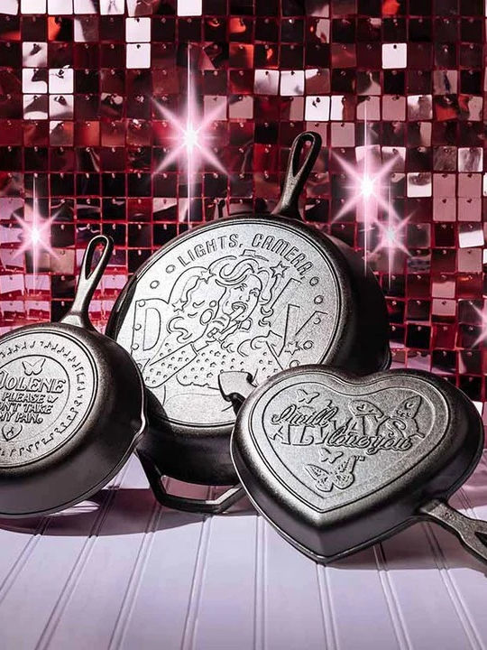 Lodge Dolly Parton Collection "I Will Always Love You" Τηγάνι από Μαντέμι με Καπάκι με Αντικολλητική Επίστρωση 21.05cm