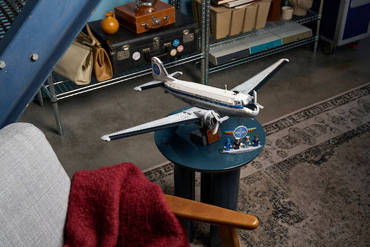 LEGO Icons Boeing Douglas DC3 Panam Airliner За 18+ Години 1903 Бройки
