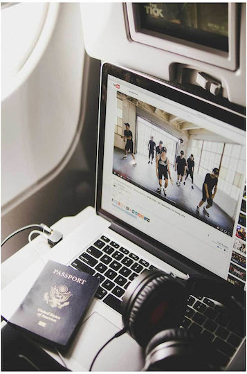 Πίνακας Watching Dance Video On Laptop During Travel Παρακολούθηση Βίντεο Χορού Φορητό Υπολογιστή Κατά Τη Διάρκεια Του Ταξιδιού 100x150
