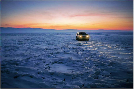 Panou Car On Snowy Plain At Sunset Autoturism Pe Câmpul Înnăpezit La Apus 80x50