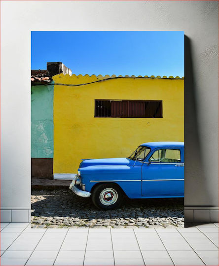 Blue Car Against Yellow Wall Μπλε Αυτοκίνητο Ενάντια Στον Κίτρινο Τοίχο σε Καμβά