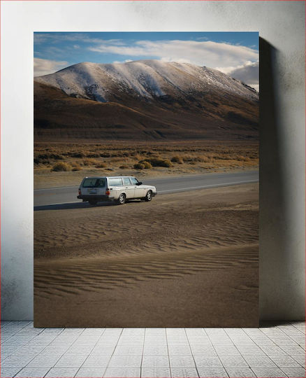 Lonely Car In Mountainous Desert Μοναχικό Αυτοκίνητο Στην Ορεινή Έρημο