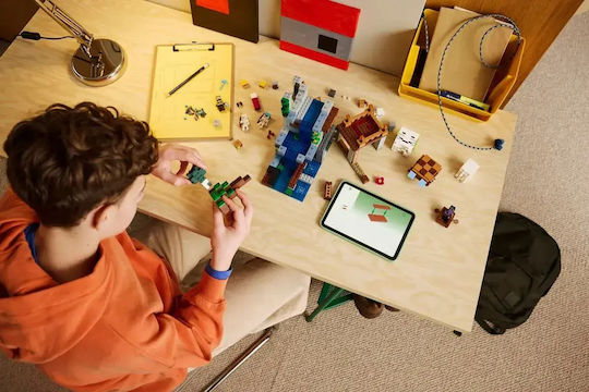 LEGO Minecraft Ghast Station for Ages 9+ 754 Pieces