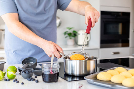 Kitchenaid Lingură Joasă Cu Găuri Inox Roșie 35.5cm