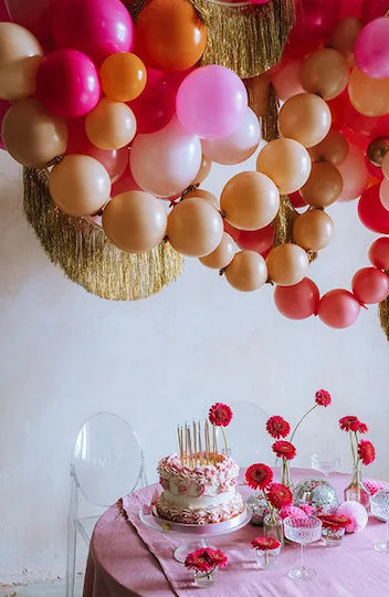 PartyDeco Zusammensetzung mit 20 Hochzeits Luftballons Rosa mit LEDs 33cm