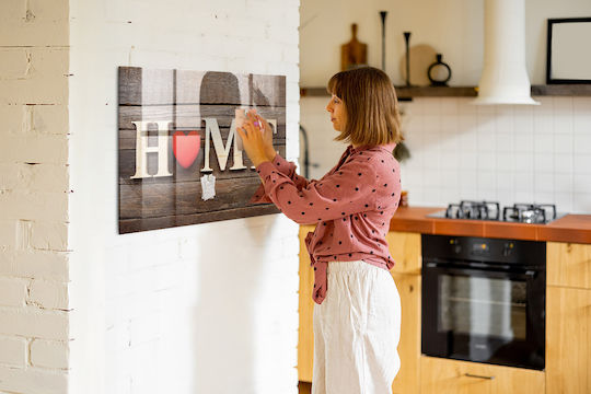 Magnetische Pinnwand Die Beschriftung „Zuhause“ Ein Magnet 100x70