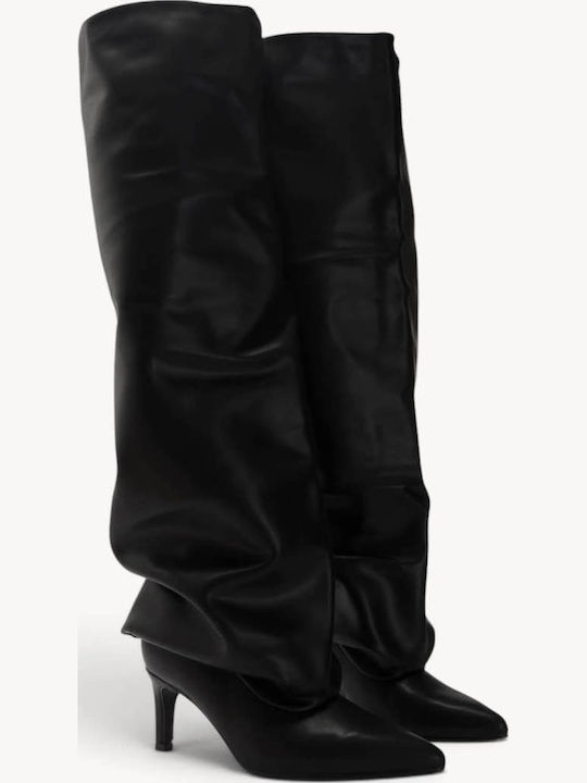 Schwarze Damenstiefel mit Falten und spitzem Abschluss