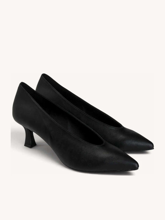Schwarze Matte Pumps mit Kitten-Heel und spitzer Zehenpartie