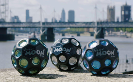 Minge Moon Ball din Colecția Dark Side de la Waboba