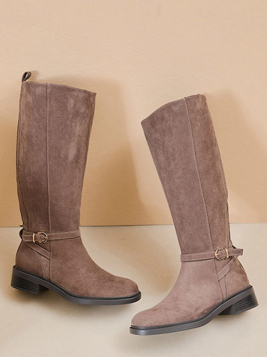 Beige Wildlederstiefel mit niedrigem Absatz und Schnalle