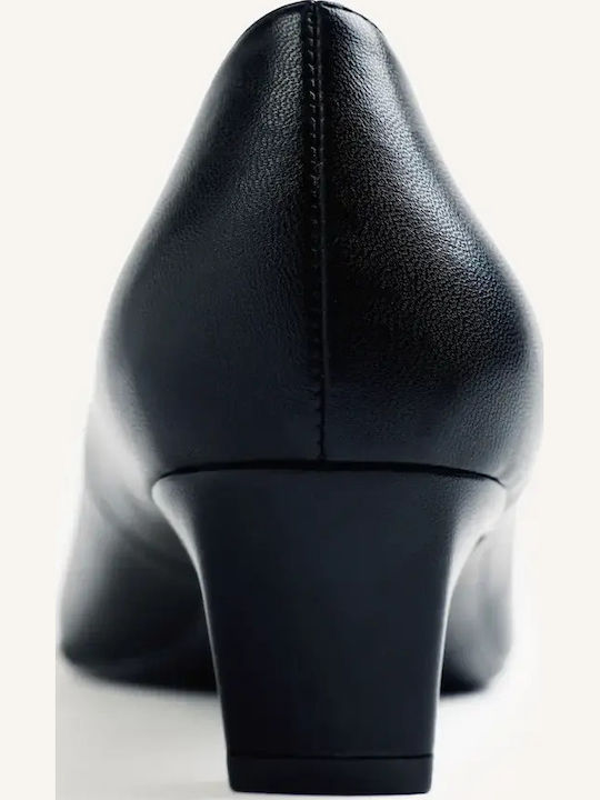 Black Pumps