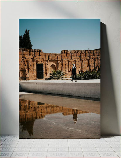 Person Walking By Ancient Wall With Reflection In Water Πρόσωπο Που Περπατά Δίπλα Στον Αρχαίο Τοίχο Με Αντανάκλαση Στο Νερό σε Καμβά