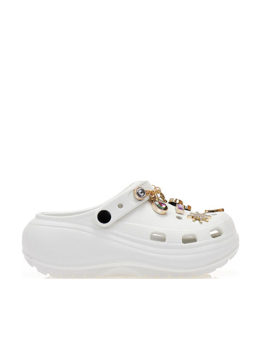 Weiße Clogs mit goldener Zierkette