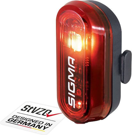 Задна светлина за велосипед Sigma Sport LED Curve, обхват до 400 м и живот на батерията до 29 часа, работи с батерии, водоустойчива IPX4, монтаж без инструменти, одобрена от StVZO, задна светлина за велосипед, задна светлина за велосипед