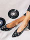Schwarze Spitzballerina mit dekorativen Elementen