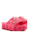 Fuchsia-Slides mit Charms und geprägter Sohle