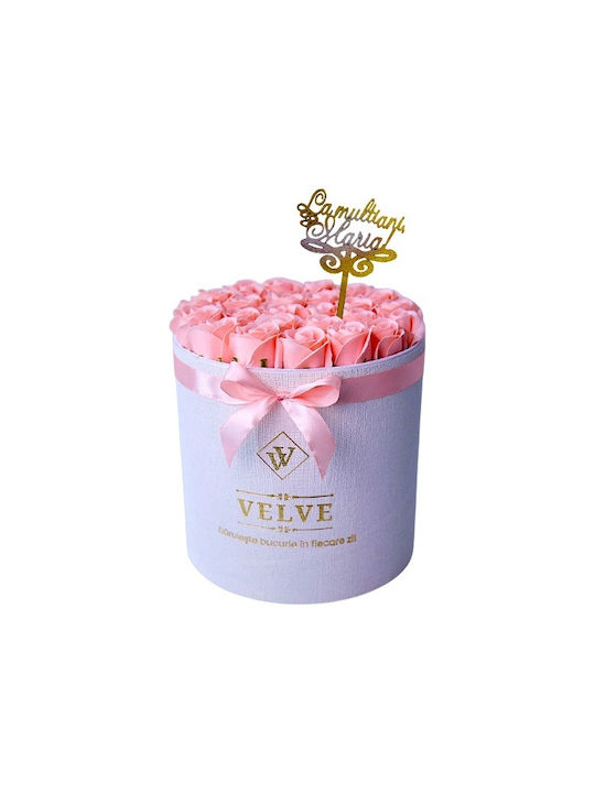 Aranjament Floral Radiance În Cutie Rotundă Albă 25 Trandafiri Săpun Topper „La Mulți Ani Maria!” Roz